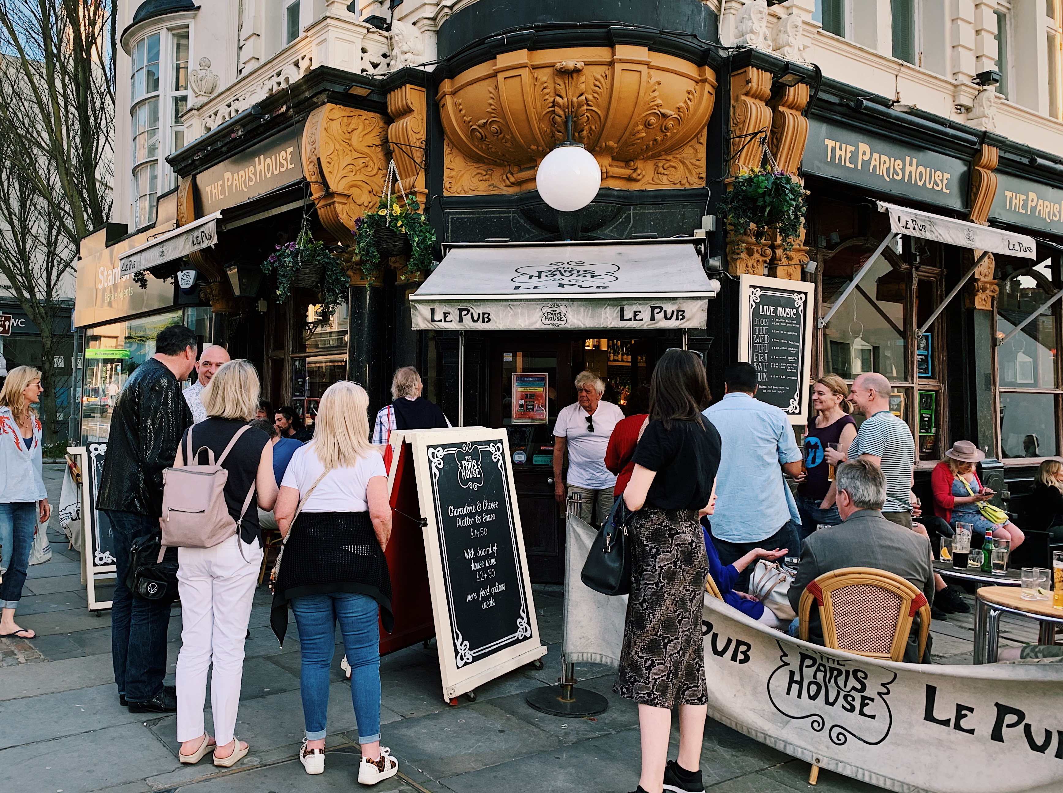 LiveMusik hören im Paris House Reisevergnügen