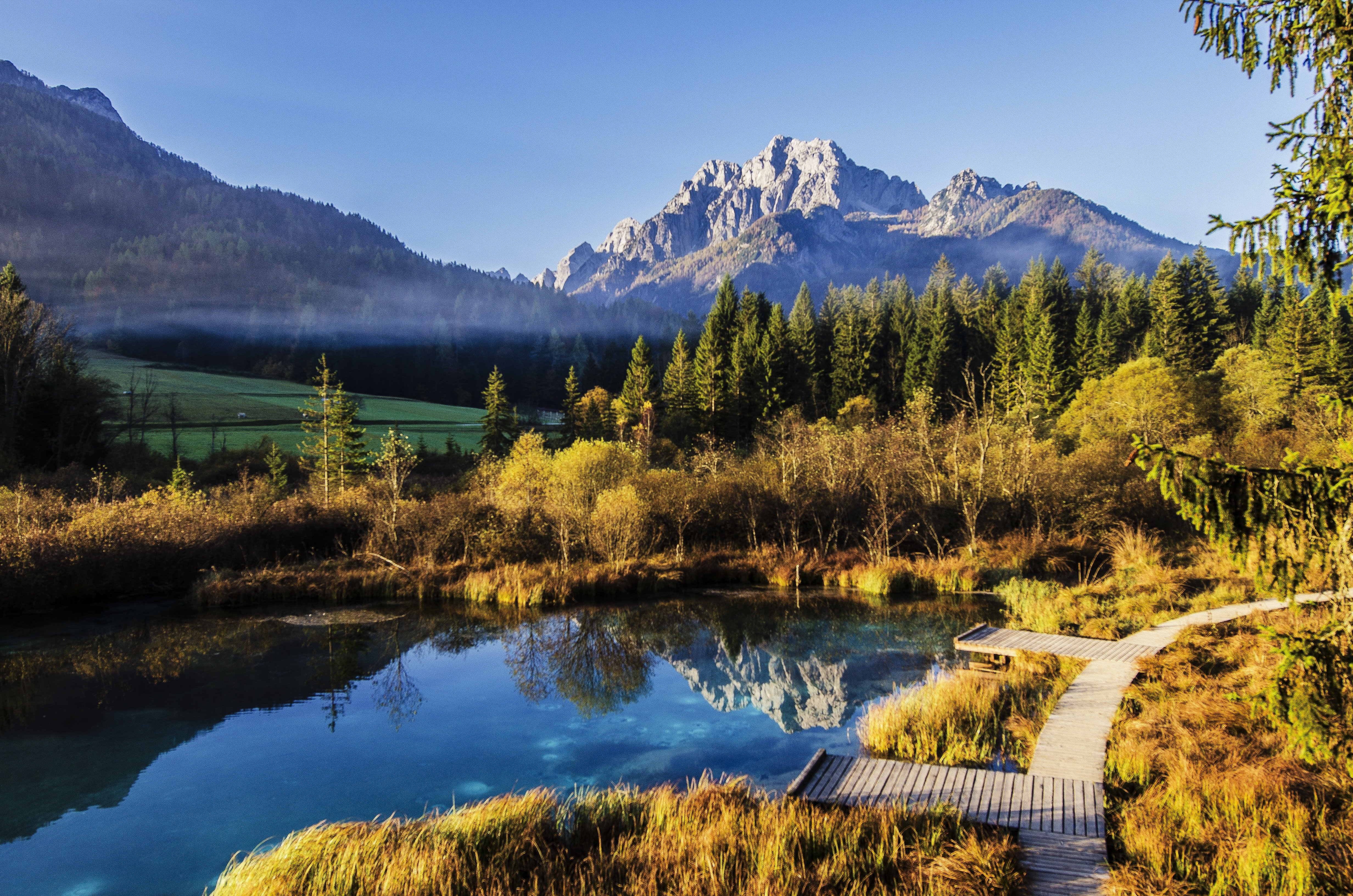 Entspanne und wandere im Naturreservat rund um den Zelenci See