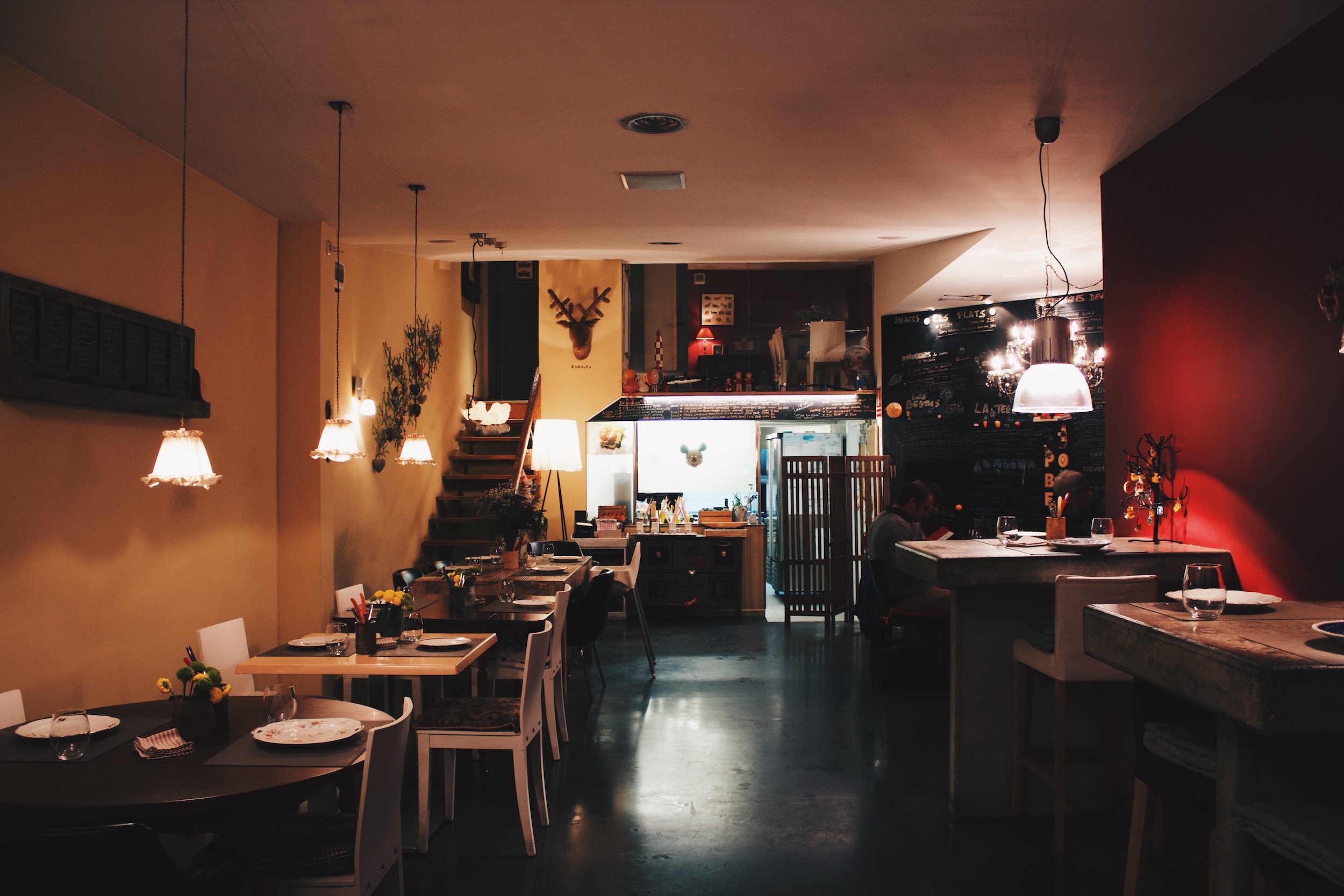 Iss modern interpretierte Tapas in der Bodega Poblet in Andorra la