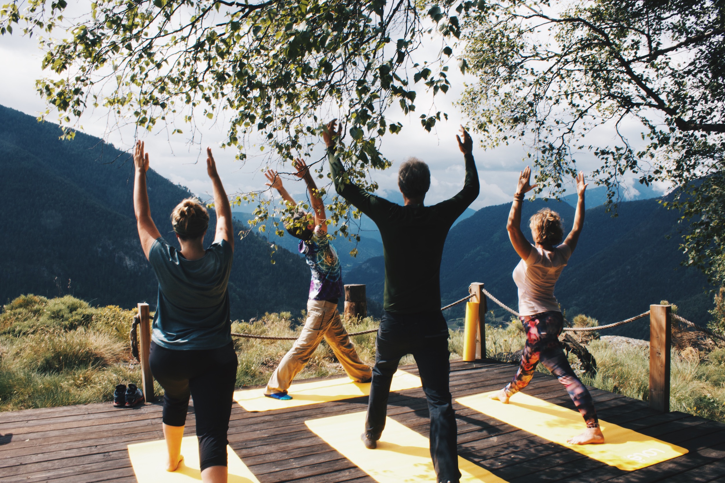 Finde beim Yoga in den Bergen deine innere Ruhe  Reisevergnügen