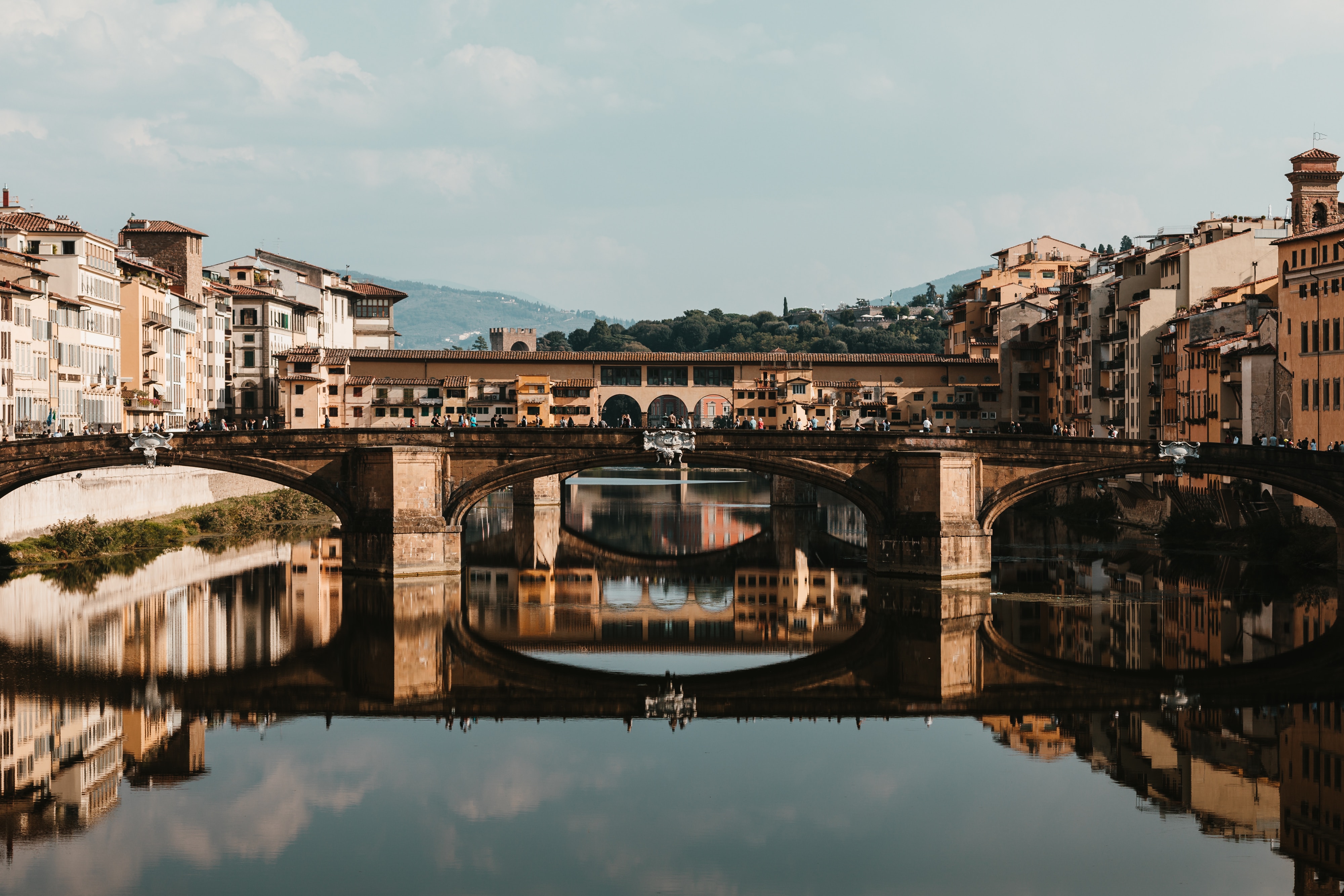 Über die Brücke Ponte Vecchio spazieren Reisevergnügen