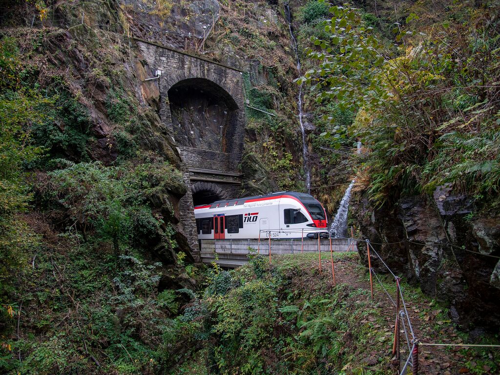 Erkunde den historischen Wanderweg rund um den Monte Ceneri