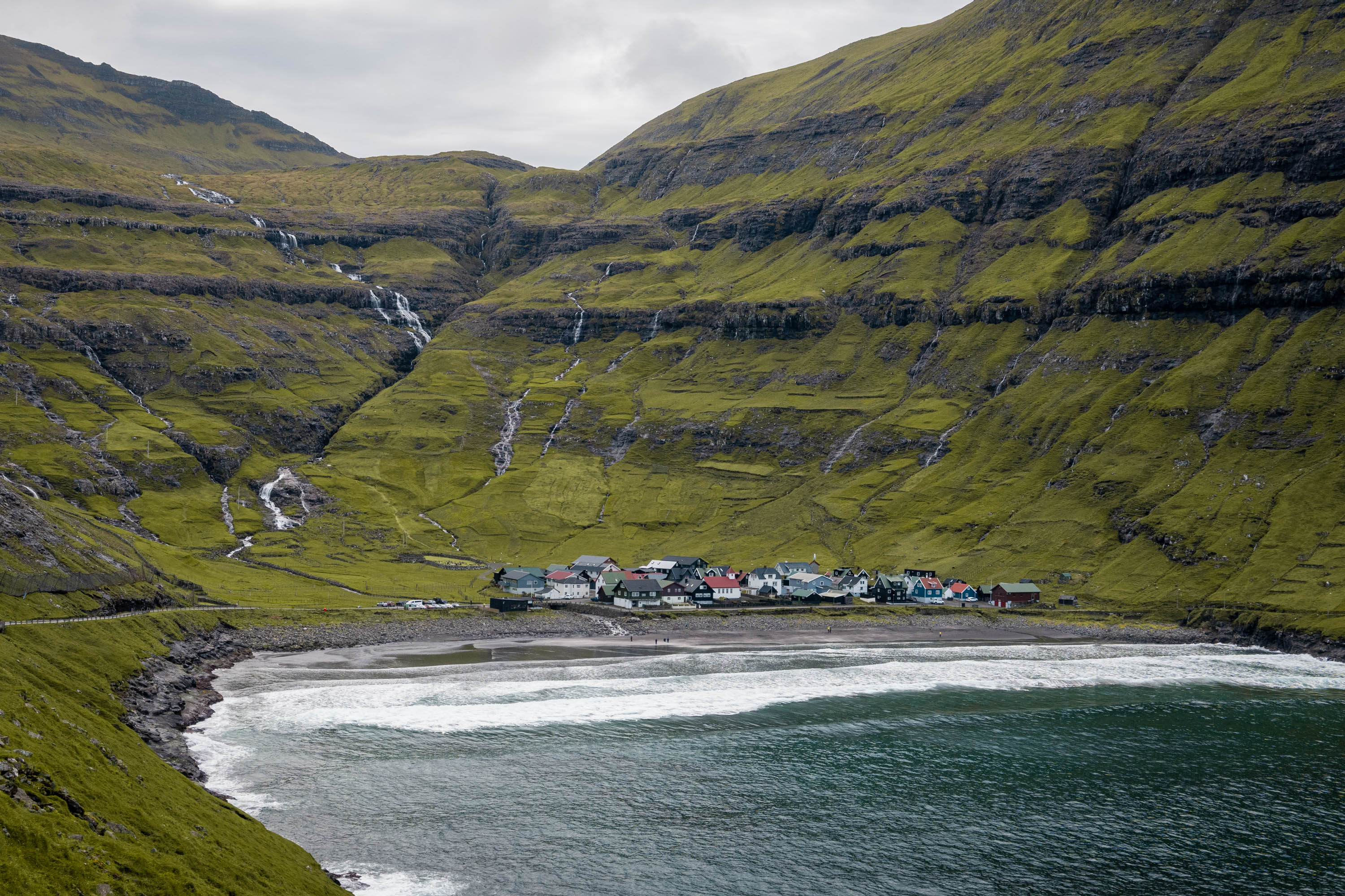 Surfe am schwarzen Strand von Tjørnuvik Reisevergnügen