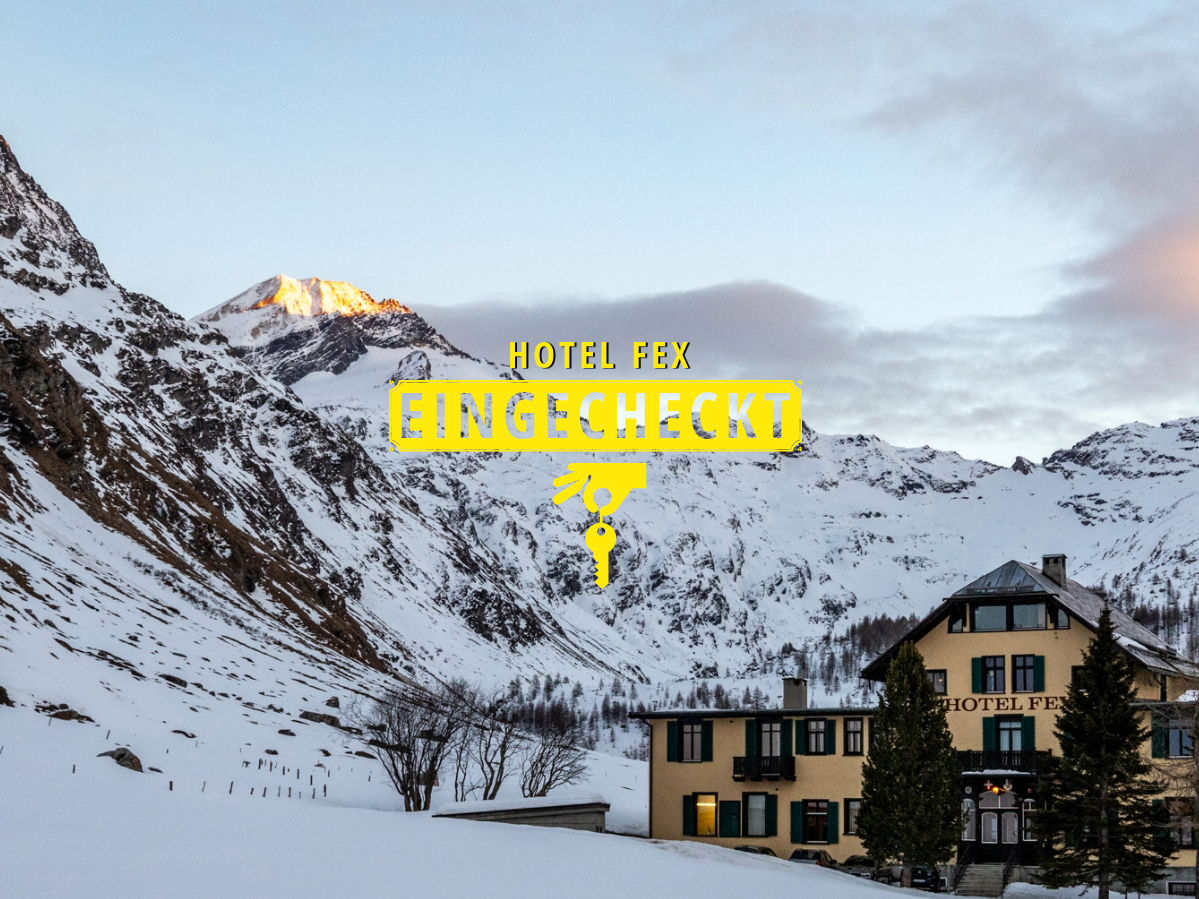 #Eingecheckt – Blicke vom Bett auf die Berge im Hotel Fex in der Schweiz